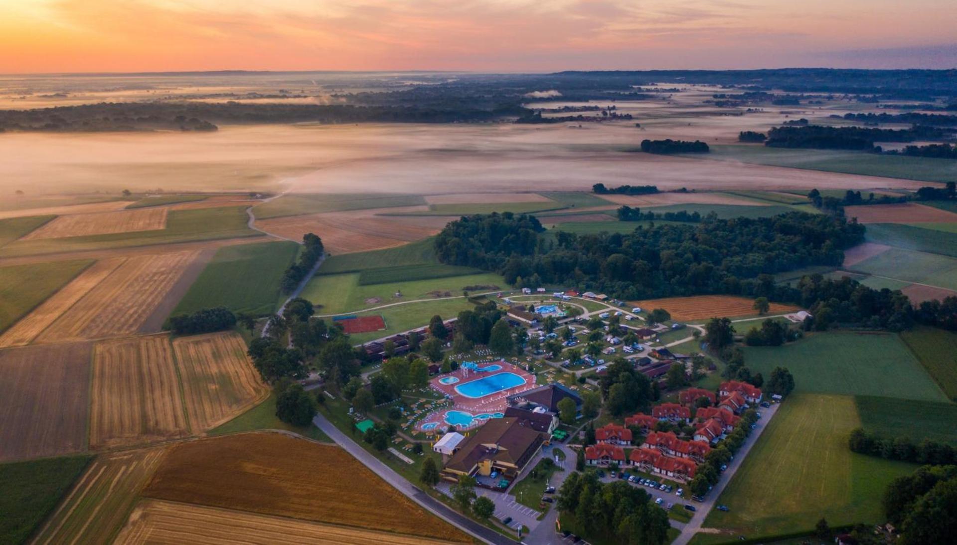 Hotel Terme Banovci - Mobilne Hiske Med Brajdami Exterior foto